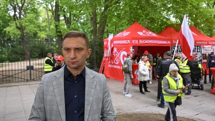 Robert Bąkiewicz w miasteczku namiotowym przed KPRM