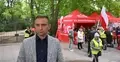 Robert Bąkiewicz w miasteczku namiotowym przed KPRM