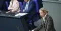 Alice Weidel przemawia w Bundestagu. W tle kanclerz Niemiec Friedrich Merz