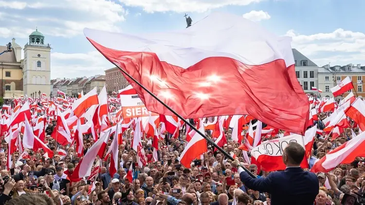 Karol Nawrocki z polską flagą