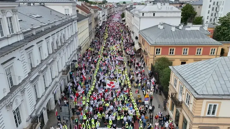 Niesamowita frekwencja! W marszu "Razem dla Polski i Polaków" wzięło udział 230 tysięcy osób!
