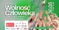 ludzie wznoszący ręce ku górze