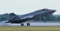 Lądowanie jednego z nowych polskich samolotów F-35 w bazie lotniczej w Łasku