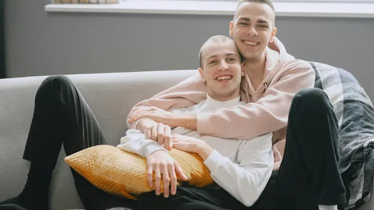 Para homoseksualistów siedząca na kanapie