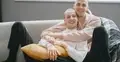 Para homoseksualistów siedząca na kanapie