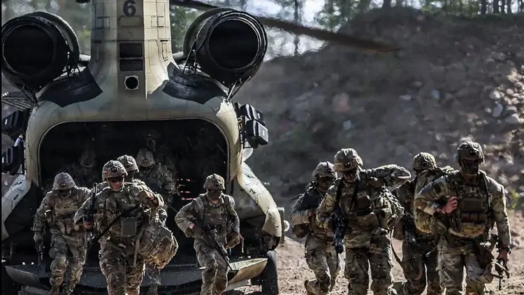 żołnierze NATO wybiegają ze śmigłowca podczas ćwiczeń nad Bałtykiem