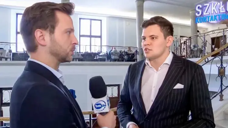 Poseł Adam Gomoła przepytywany przez dziennikarza TVN24