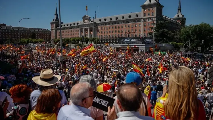 demonstracja w madrycie przeciwko Pedrowi Sachezowi