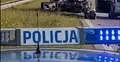 policja i wrak samochodu po wypadku na A1 pod łodzią