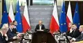 donald tusk z ministrami podczas odprawy w RCB w warszawie
