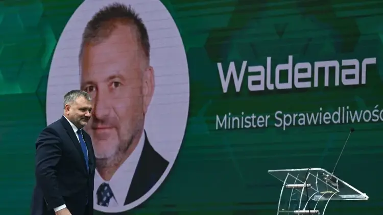 Waldemar Żurek na tle telebimu ze swoim portretem
