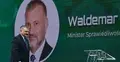Waldemar Żurek na tle telebimu ze swoim portretem