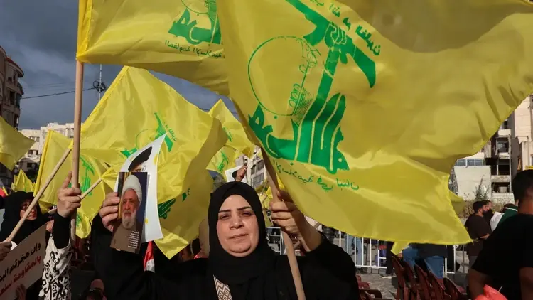 Zwolennicy Hezbollahu podczas manifestacji z okazji Dnia Oporu i Wyzwolenia