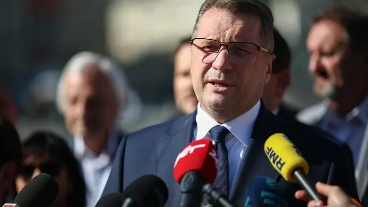 Przemysław Czarnek na konferencji prasowej przemawia do mikrofonu