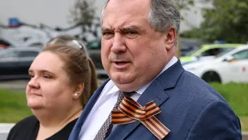 Gieorgij Michno w garniturze ze wstążką