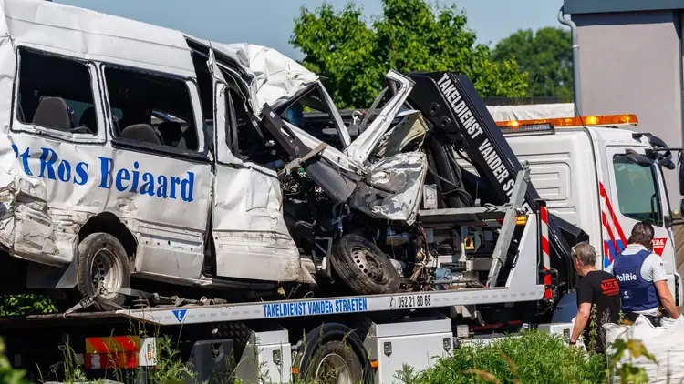 Belgia. Wrak szkolnego autobusu po uderzeniu pociągu