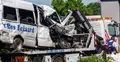 Belgia. Wrak szkolnego autobusu po uderzeniu pociągu
