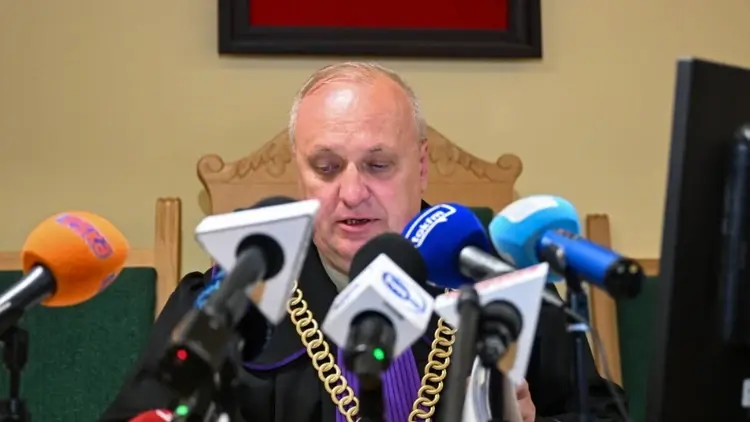 Sędzia Radosław Hunek przemawia do mikrofonu