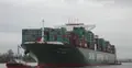 Kontenerowiec China Shipping Line transportujący kontenery wpływa do portu w asyście holowników. Na burcie statku widoczny jest napis „China Shipping Line”.