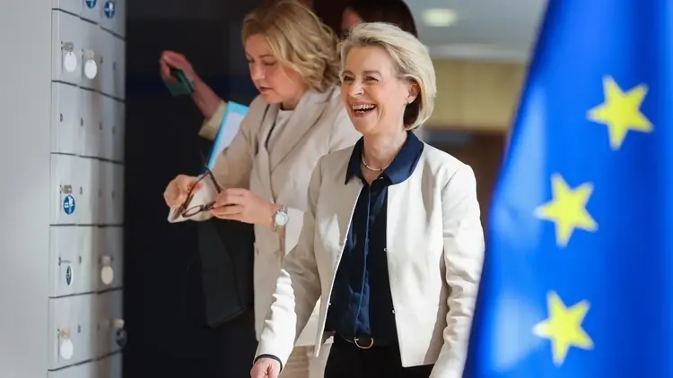 Ursula von der Leyen, w tle flaga UE