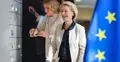 Ursula von der Leyen, w tle flaga UE