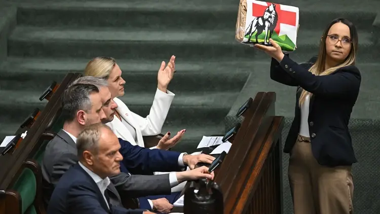 Premier Donald Tusk i Marcelina Zawisza na sali posiedzeń Sejmu