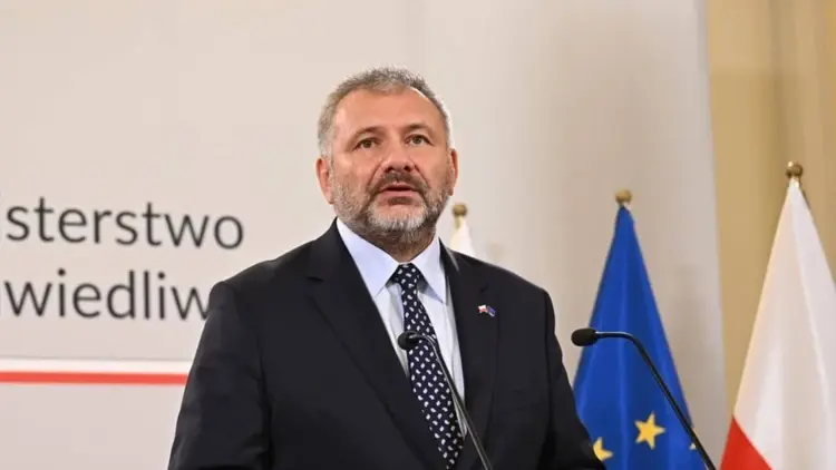 Waldemar Żurek w Ministerstwie Sprawiedliwości, w tle flaga Polski i Unii Europejskiej