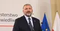 Waldemar Żurek w Ministerstwie Sprawiedliwości, w tle flaga Polski i Unii Europejskiej