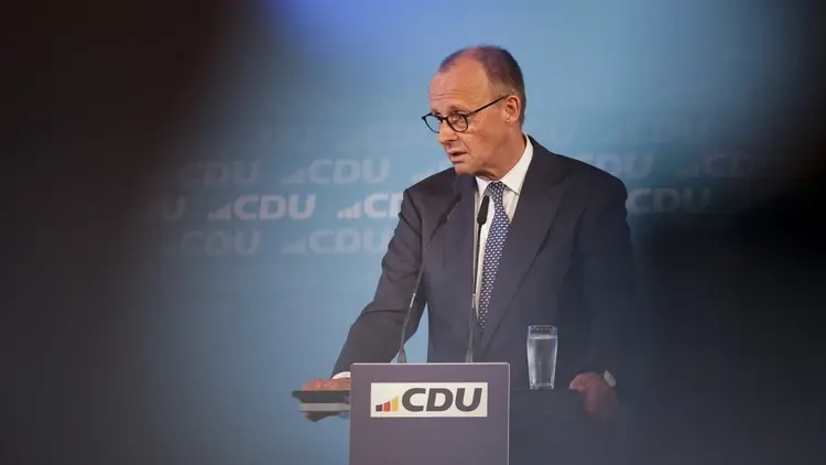 Friedrich Merz przemawia do mikrofonu