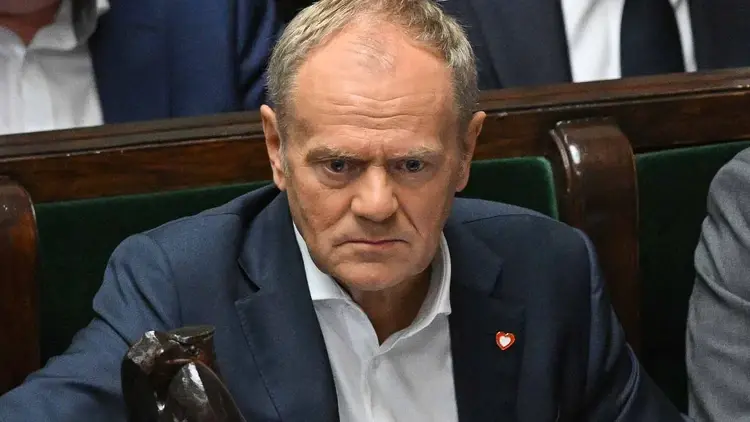 Donald Tusk w ławach sejmowych w garniturze