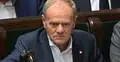 Donald Tusk w ławach sejmowych w garniturze