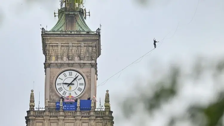 Jaan Roose podczas przejścia po linie w centrum warszawy