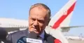 Donald Tusk na tle samolotu