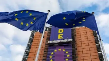 Budynek Komisji Europejskiej z wywieszonym bannerem