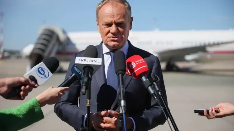 Donald Tusk na płycie lotniska