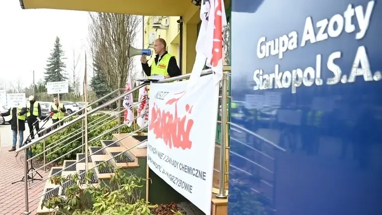 "Dość tematów zastępczych!" Solidarność organizuje pikietę przed biurowcem Siarkopolu w Grzybowie