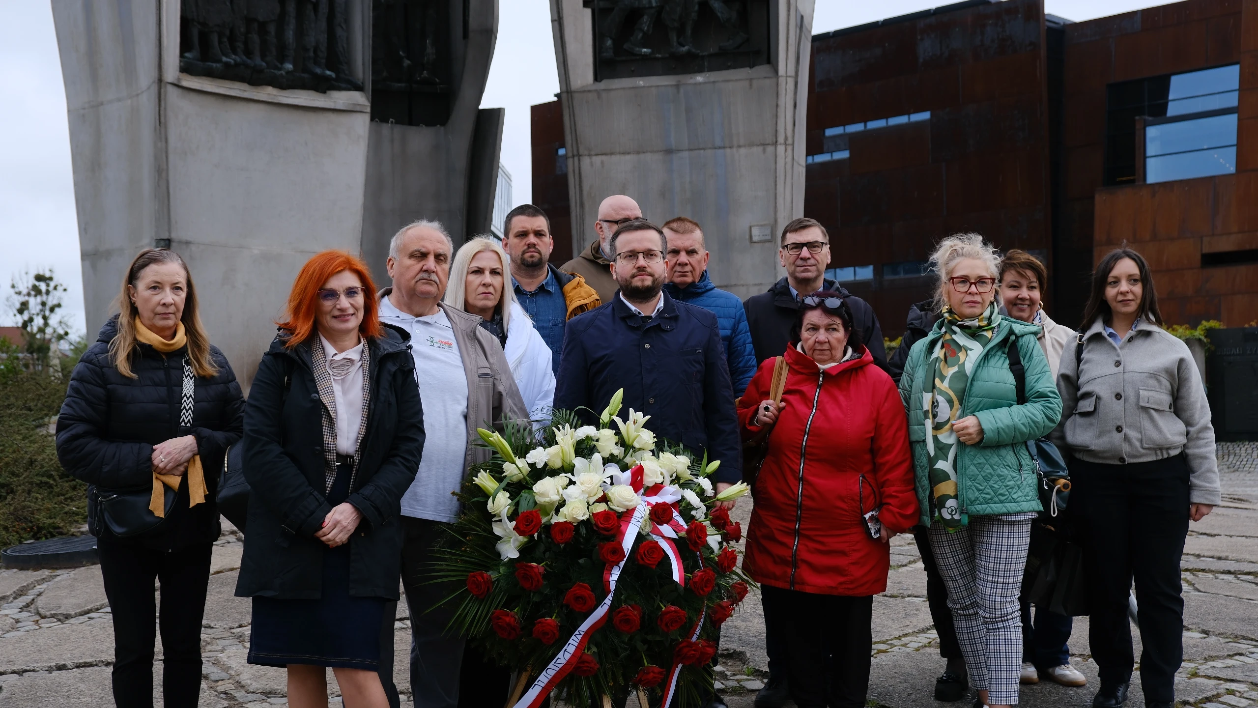 Członkowie Zarządu Regionu Zagłębie Miedziowe złożyli kwiaty pod Pomnikiem Poległych Stoczniowców