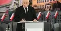 Jarosław Kaczyński przemawia do mikrofonu