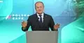 Donald Tusk gestykuluje i przemawia do mikrofonu