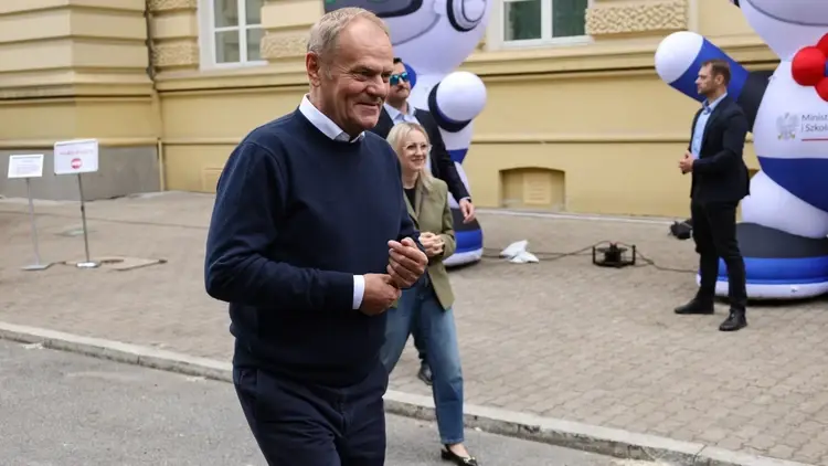 Premier Donald Tusk przed siedzibą KPRM