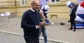 Premier Donald Tusk przed siedzibą KPRM