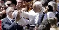 papież błogosławi dziecko w czasie wizyty w Hiszpanii