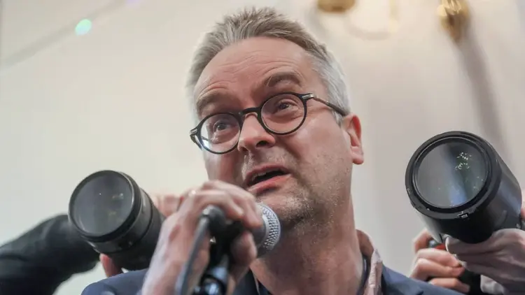 Wojciech Czuchnowski przemawia do mikrofonu na konferencji prasowej