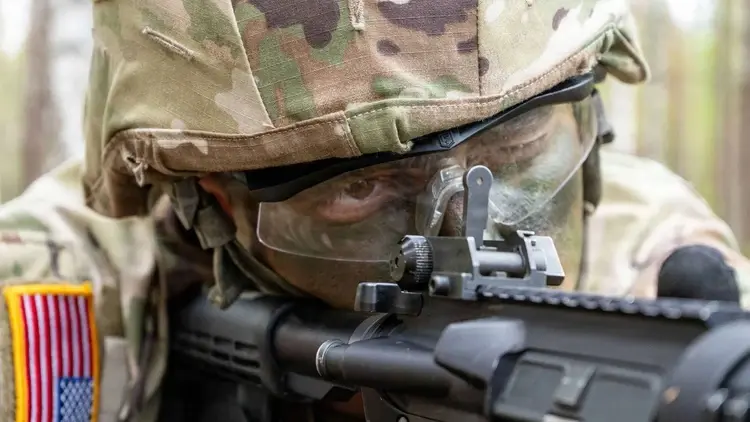 Amerykański żołnierz z karabinem, na mundurze flaga USA