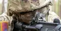 Amerykański żołnierz z karabinem, na mundurze flaga USA