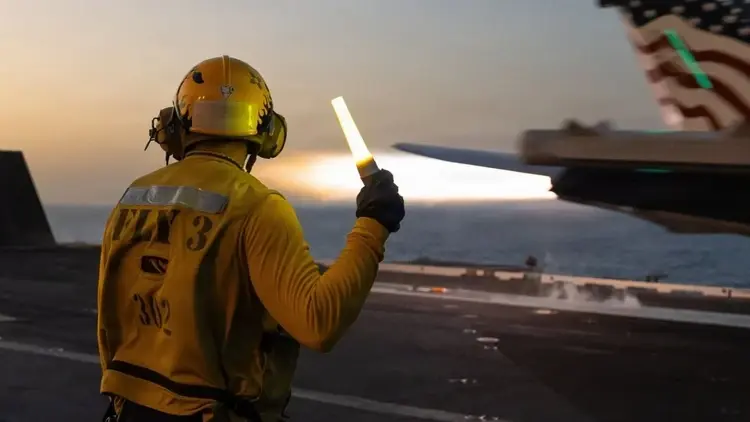 lotniskowiec f USS George H.W. Bush i f-35 startujący z jego pokładu na wodach zatoki perskiej