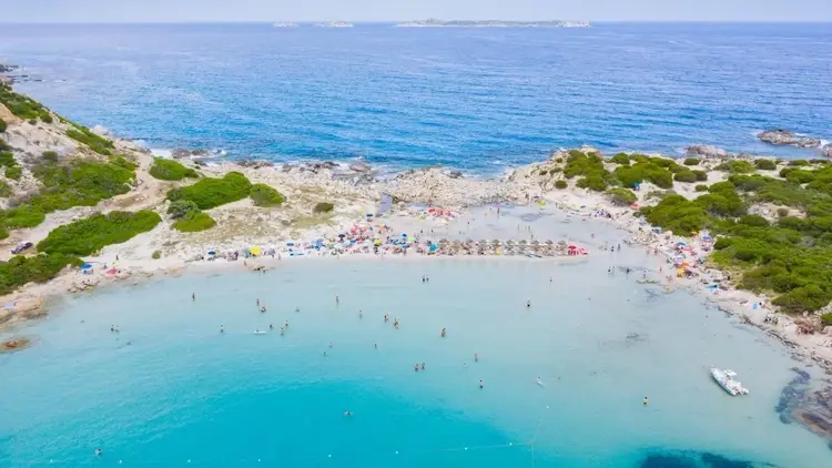 widok z lotu ptaka na plażę Punta Molentis