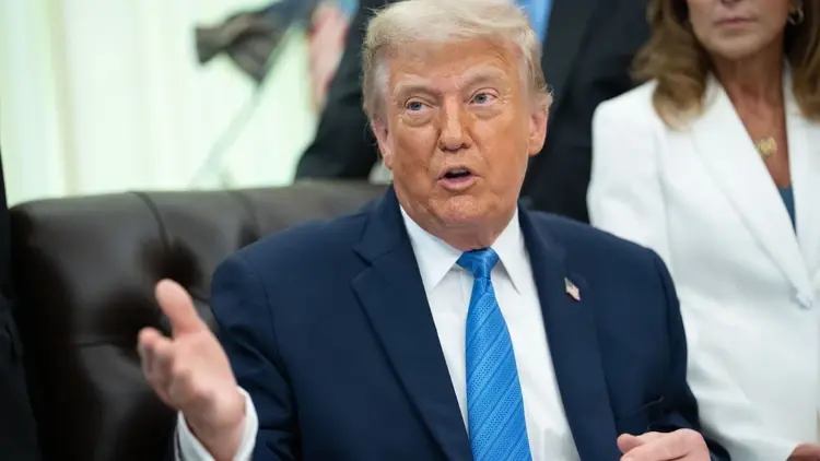 Donald Trump gestykuluje