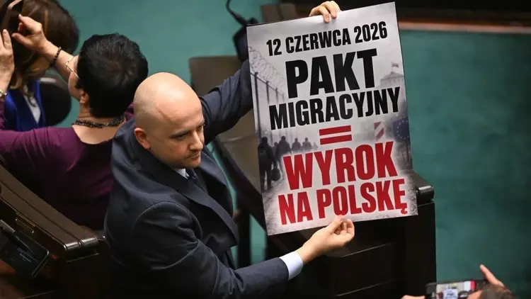 Dariusz Matecki z plakatem w sejmie