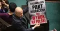 Dariusz Matecki z plakatem w sejmie